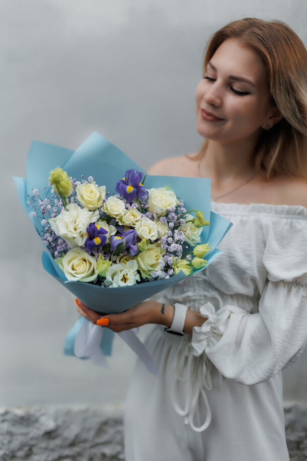 Букет нежный с ирисами, артикул F1291382 - 3450 рублей, доставка по городу. Flawery - доставка цветов