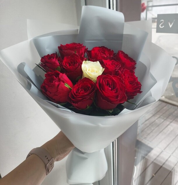 Букет из 11 роз, артикул F1300084 - 3100 рублей, доставка по городу. Flawery - доставка цветов