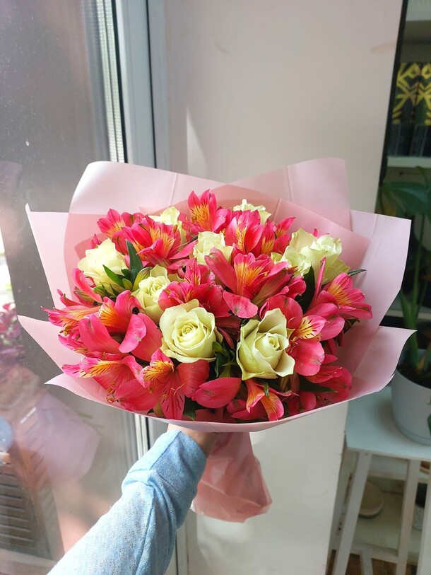 Букет из альстромерий  и роз, артикул F1302202 - 4700 рублей, доставка по городу. Flawery - доставка цветов
