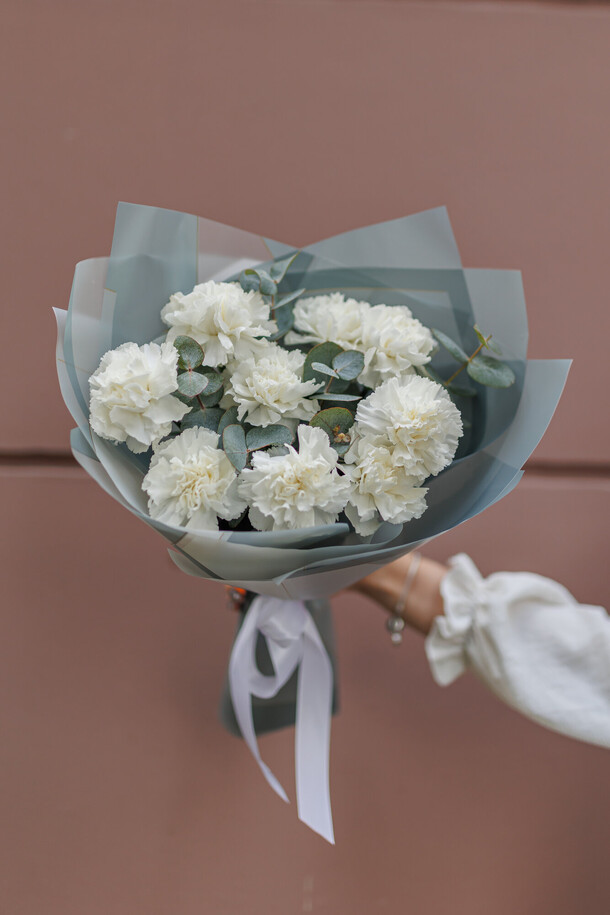 Букет из 9 нежных гвтздик, артикул F1337006 - 3850 рублей, доставка по городу. Flawery - доставка цветов