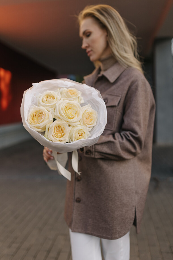 Букет из 7 пионовидных роз, артикул F1337029 - 3800 рублей, доставка по городу. Flawery - доставка цветов