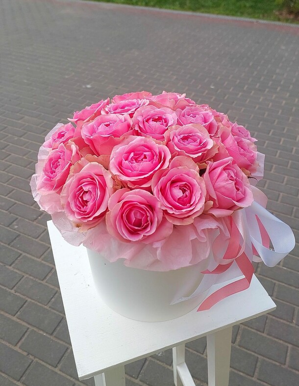 Нежные розовые розы в коробочке., артикул F69250 - 6400 рублей, доставка по городу. Flawery - доставка цветов