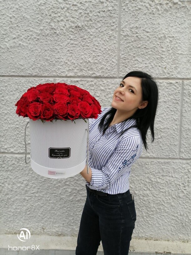 51 роза в шляпной коробке., артикул F70022 - 16500 рублей, доставка по городу. Flawery - доставка цветов