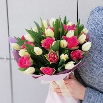 Букет из тюльпанов и роз., артикул F70937 - 6150 рублей, доставка по городу. Flawery - доставка цветов