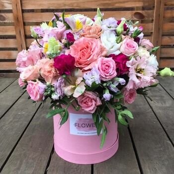 Нежные цветы в коробочке, артикул F85383 - 8500 рублей, доставка по городу. Flawery - доставка цветов