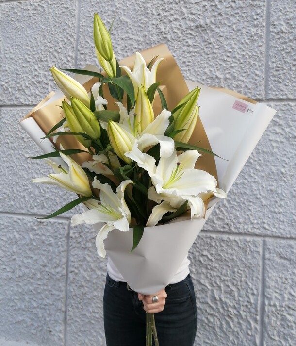 Букет из  лилий, артикул F87359 - 3500 рублей, доставка по городу. Flawery - доставка цветов