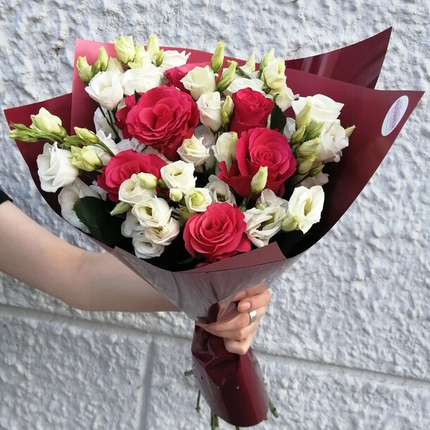 Букет из роз и лизиантусов., артикул F87375 - 5800 рублей, доставка по городу. Flawery - доставка цветов