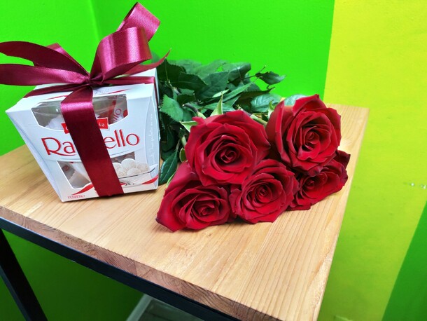 5 роз и конфеты, артикул F103039 - 2990 рублей, доставка по городу. Flawery - доставка цветов