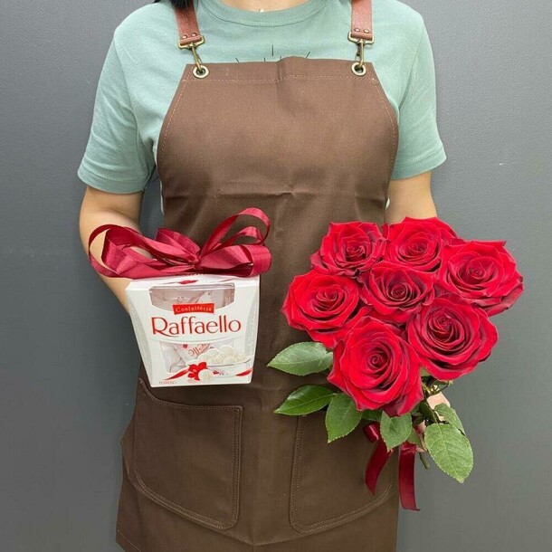 7 роз и конфеты, артикул F103057 - 3790 рублей, доставка по городу. Flawery - доставка цветов