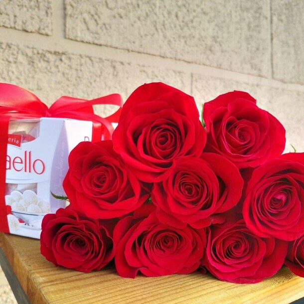 9 роз и конфеты, артикул F103068 - 4450 рублей, доставка по городу. Flawery - доставка цветов