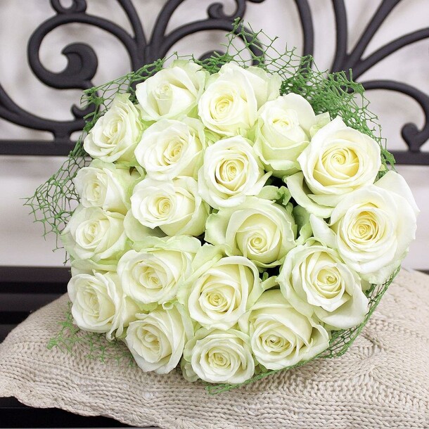 19 белых роз, артикул F103373 - 6990 рублей, доставка по городу. Flawery - доставка цветов