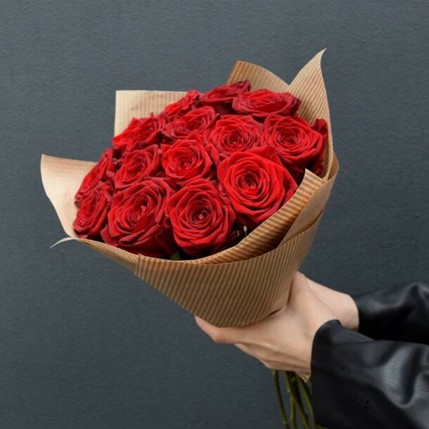 15 красных роз, артикул F103409 - 5790 рублей, доставка по городу. Flawery - доставка цветов