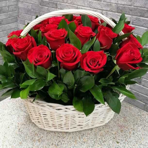 25 красных роз в корзине, артикул F103413 - 12590 рублей, доставка по городу. Flawery - доставка цветов