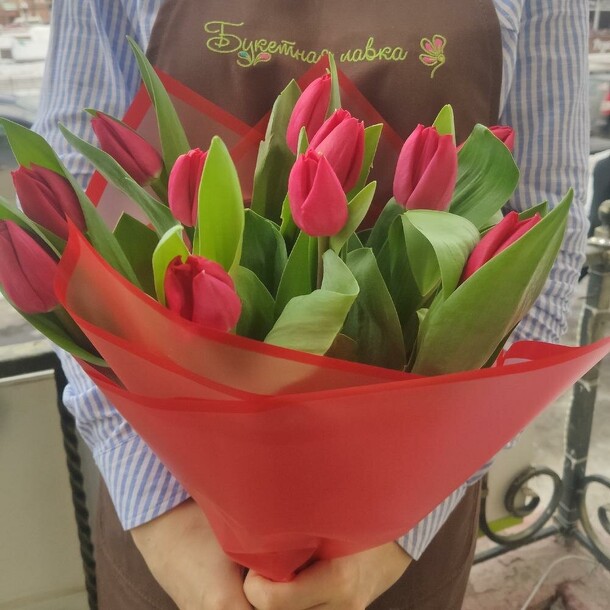 11 красных тюльпанов, артикул F106499 - 3480 рублей, доставка по городу. Flawery - доставка цветов