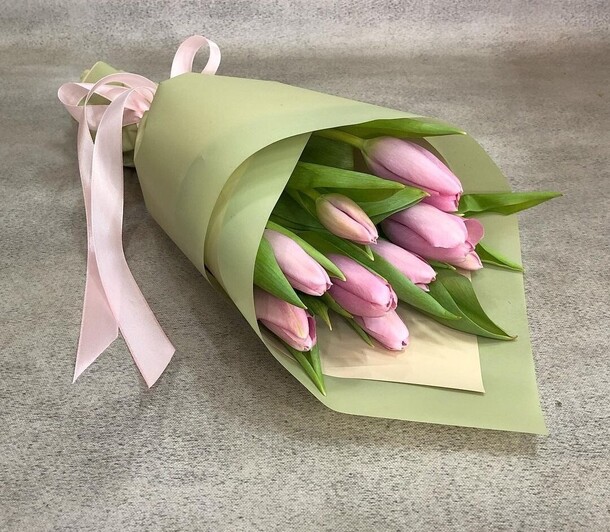 9 розовых тюльпанов, артикул F106502 - 3030 рублей, доставка по городу. Flawery - доставка цветов