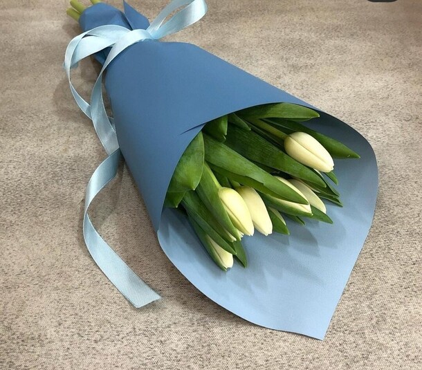 9 белых тюльпанов, артикул F106508 - 3030 рублей, доставка по городу. Flawery - доставка цветов