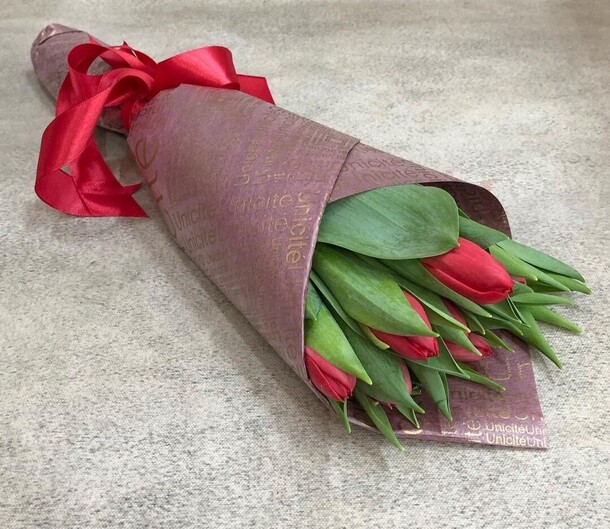 7 красных тюльпанов, артикул F106509 - 2445 рублей, доставка по городу. Flawery - доставка цветов