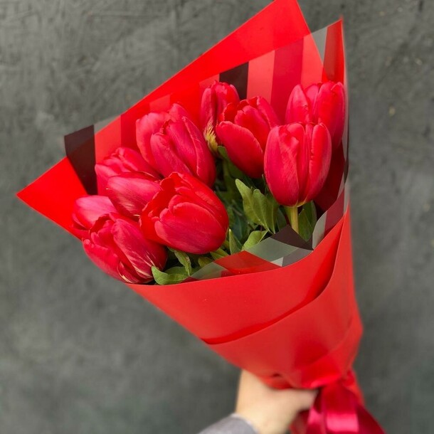 11 красных тюльпанов, артикул F106603 - 3485 рублей, доставка по городу. Flawery - доставка цветов