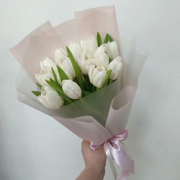 15 белых тюльпанов, артикул F106605 - 3700 рублей, доставка по городу. Flawery - доставка цветов