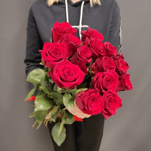 15 красных роз, артикул F1066125 - 5390 рублей, доставка по городу. Flawery - доставка цветов