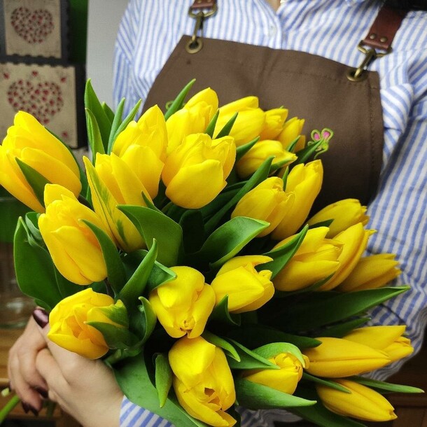 25 желтых тюльпанов, артикул F106616 - 5290 рублей, доставка по городу. Flawery - доставка цветов