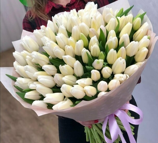 101 белый тюльпан, артикул F106650 - 22354 рублей, доставка по городу. Flawery - доставка цветов