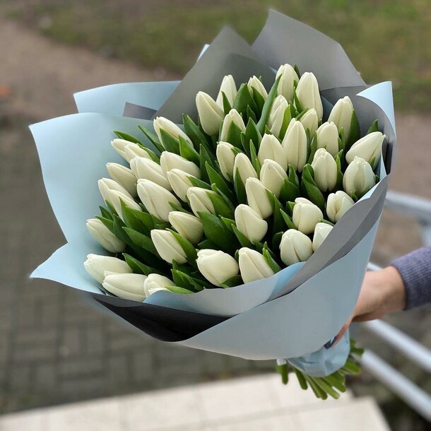 45 белых тюльпанов, артикул F106651 - 11805 рублей, доставка по городу. Flawery - доставка цветов