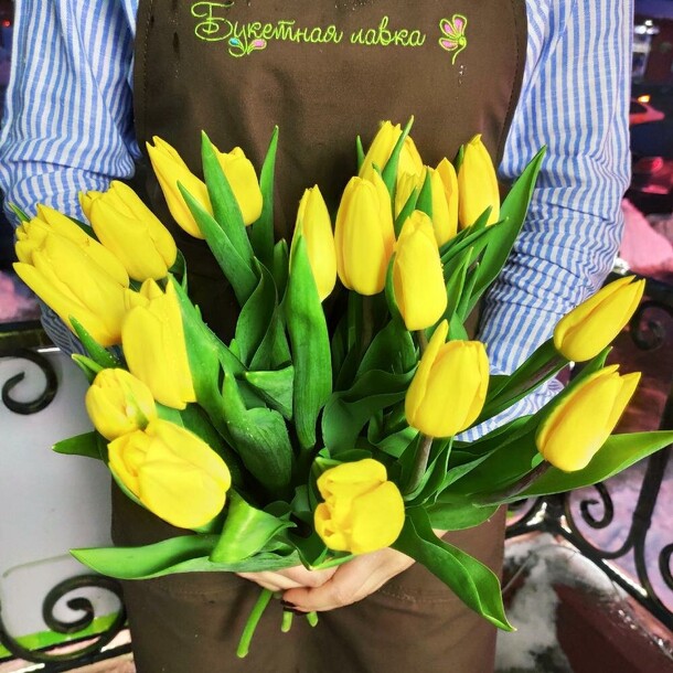 19 желтых тюльпанов, артикул F106673 - 5240 рублей, доставка по городу. Flawery - доставка цветов