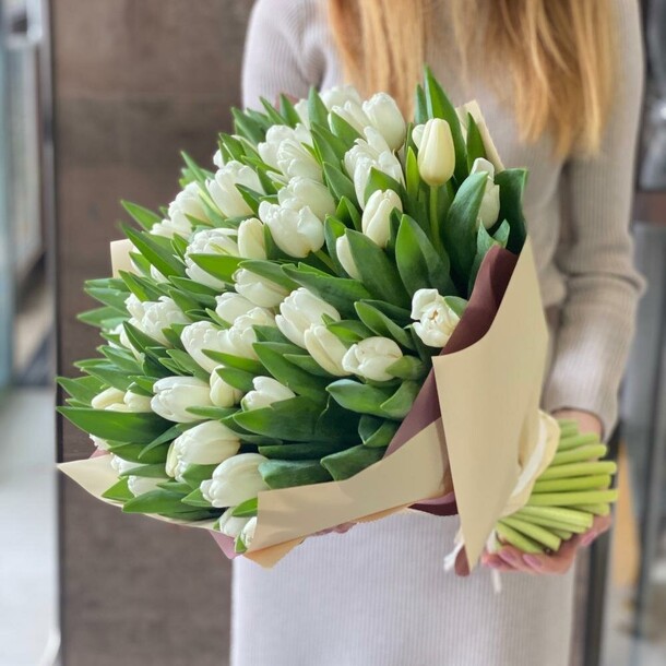 65 белых тюльпанов, артикул F106775 - 16160 рублей, доставка по городу. Flawery - доставка цветов