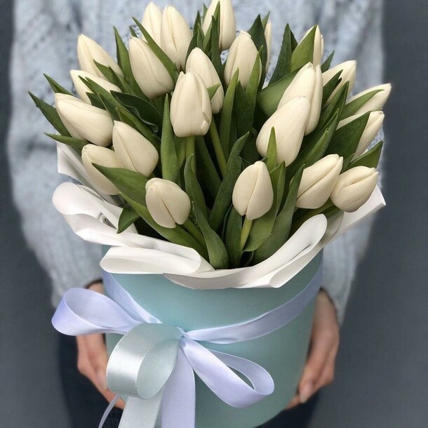 Коробочка с тюльпанами, артикул F106796 - 8503 рублей, доставка по городу. Flawery - доставка цветов