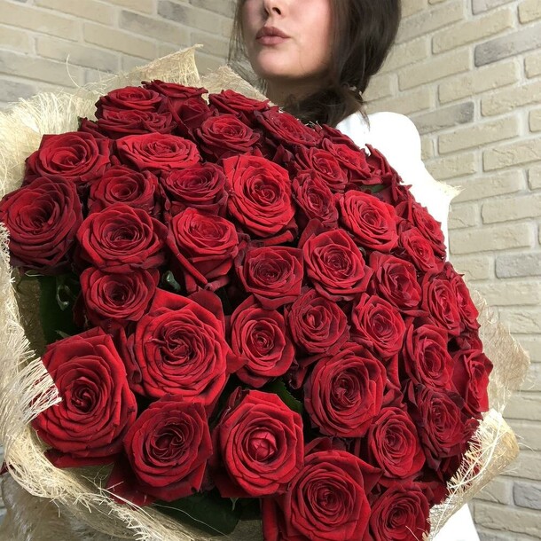 51 красная роза, артикул F1067980 - 19990 рублей, доставка по городу. Flawery - доставка цветов