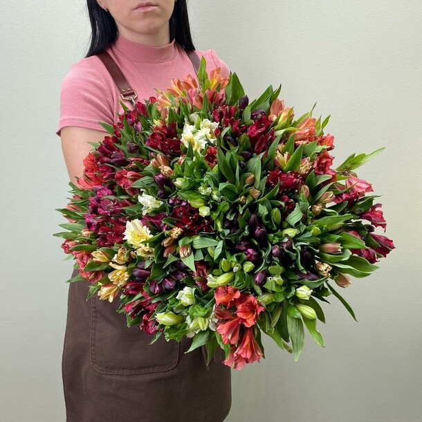 51 альстромерия, артикул F1067981 - 13900 рублей, доставка по городу. Flawery - доставка цветов