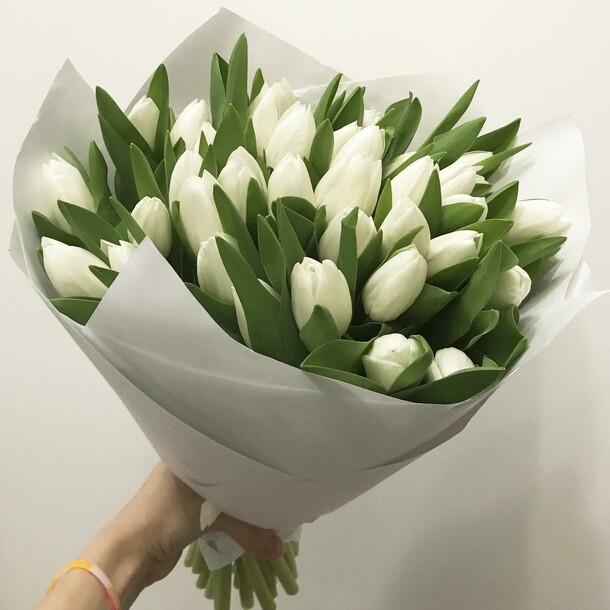 35 белых тюльпанов, артикул F106899 - 9270 рублей, доставка по городу. Flawery - доставка цветов