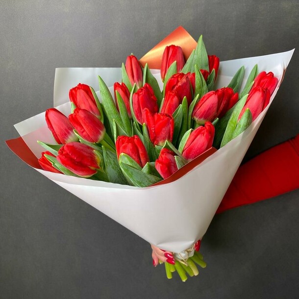 25 красных тюльпанов, артикул F106947 - 6865 рублей, доставка по городу. Flawery - доставка цветов