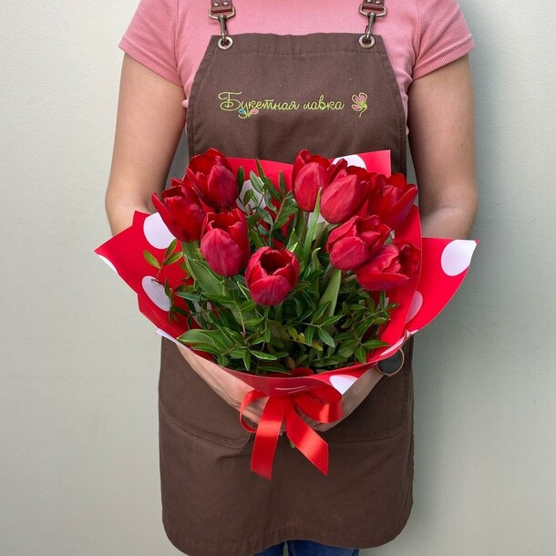 9 красных тюльпанов, артикул F107237 - 3030 рублей, доставка по городу. Flawery - доставка цветов