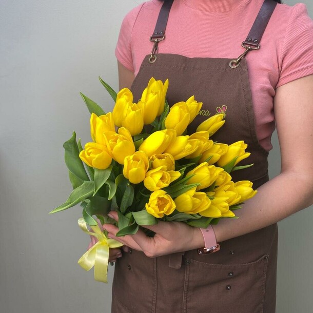 25 желтых тюльпанов, артикул F107302 - 6605 рублей, доставка по городу. Flawery - доставка цветов