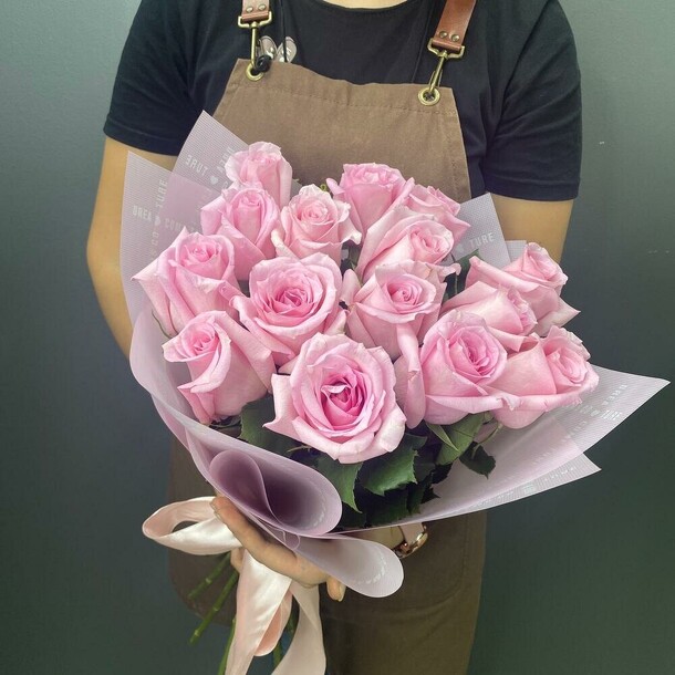 15 розовых роз, артикул F1073355 - 5990 рублей, доставка по городу. Flawery - доставка цветов