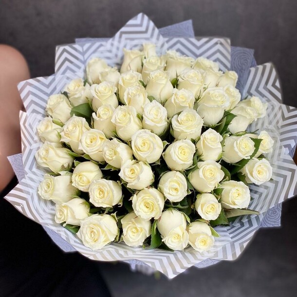 51 белая роза, артикул F1073357 - 18290 рублей, доставка по городу. Flawery - доставка цветов