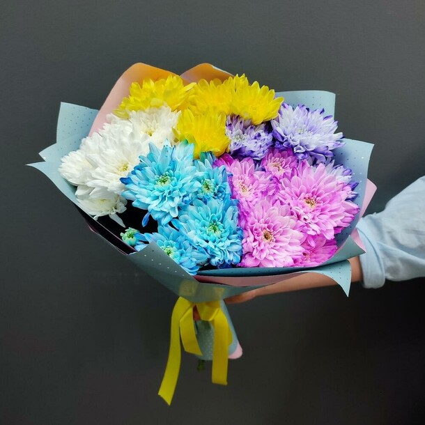 Букет из 5 ярких хризантем, артикул F1074227 - 2490 рублей, доставка по городу. Flawery - доставка цветов