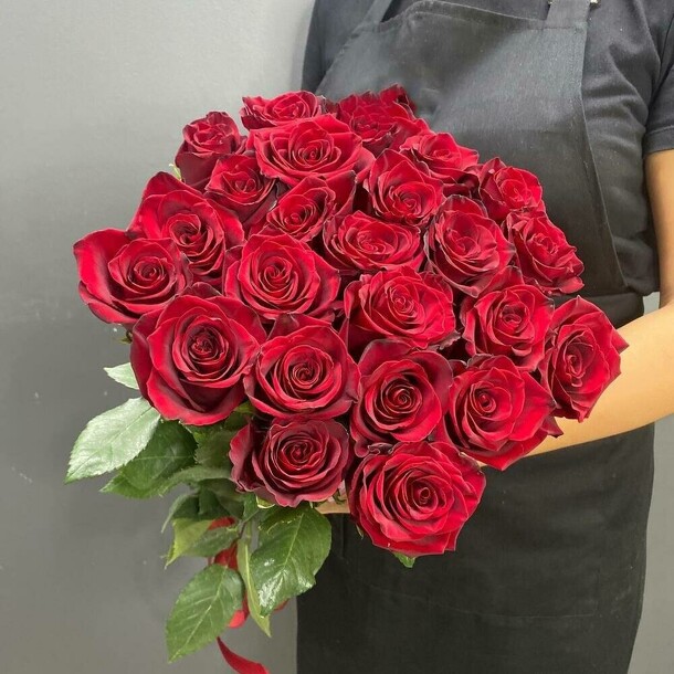 25 красных роз, артикул F1081144 - 8690 рублей, доставка по городу. Flawery - доставка цветов