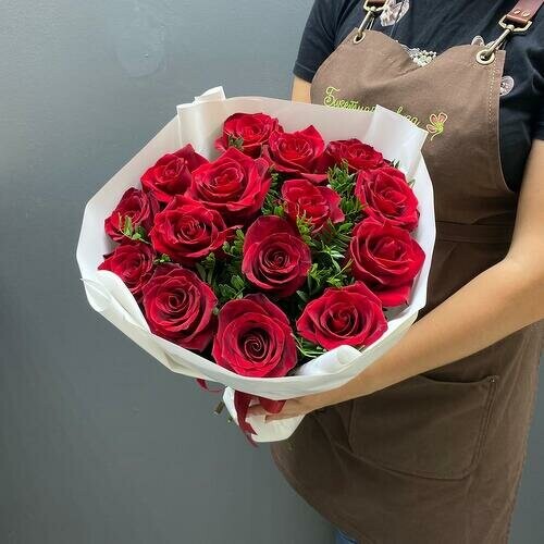Букет 15 красных роз, артикул F1082915 - 6990 рублей, доставка по городу. Flawery - доставка цветов