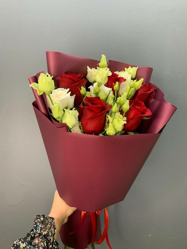 Букет с розой и эустомой, артикул F1082918 - 4290 рублей, доставка по городу. Flawery - доставка цветов