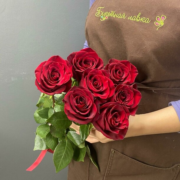 7 красных роз, артикул F1084171 - 2790 рублей, доставка по городу. Flawery - доставка цветов