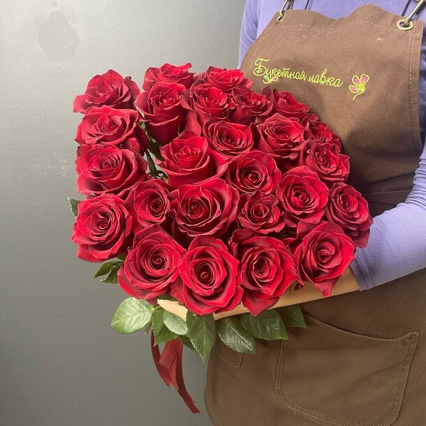 25 красных роз, артикул F1084173 - 8590 рублей, доставка по городу. Flawery - доставка цветов