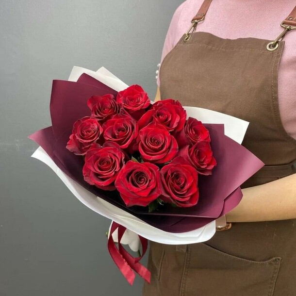 Букет из 11 красных роз, артикул F1109236 - 4490 рублей, доставка по городу. Flawery - доставка цветов