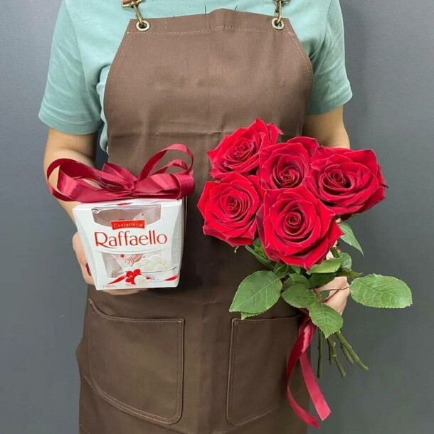5 красных роз и конфеты raffaello, артикул F1109252 - 3190 рублей, доставка по городу. Flawery - доставка цветов