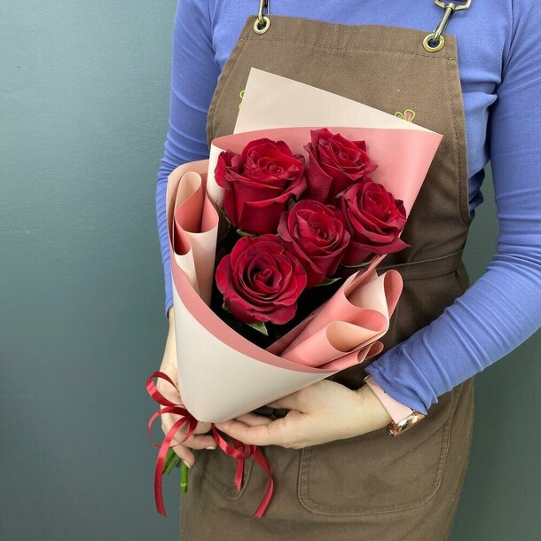 5 красных роз, артикул F112203 - 2390 рублей, доставка по городу. Flawery - доставка цветов