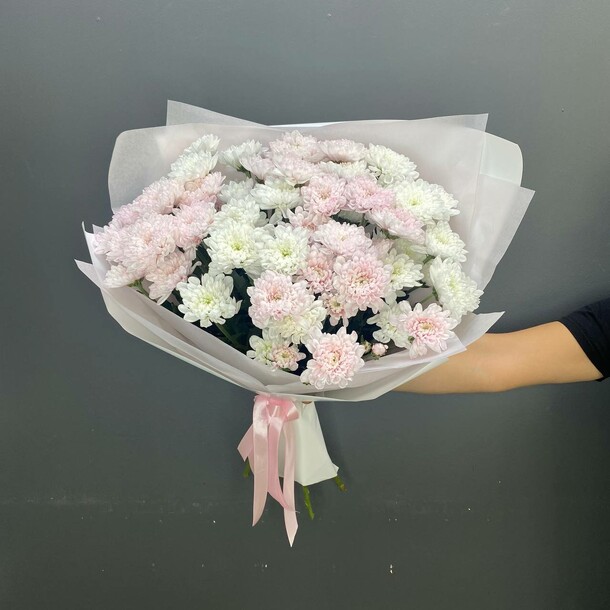 Букет из 11 кустовых хризантем, артикул F1141549 - 5670 рублей, доставка по городу. Flawery - доставка цветов