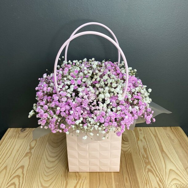 Коробочка с гипсофилой, артикул F1170236 - 2090 рублей, доставка по городу. Flawery - доставка цветов