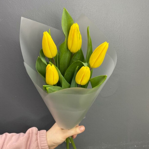 5 тюльпанов, артикул F1176817 - 1990 рублей, доставка по городу. Flawery - доставка цветов